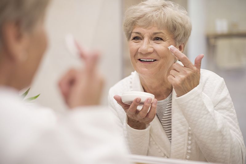 Cildiniz Yaş Alıyor, Işıltınız Değil
